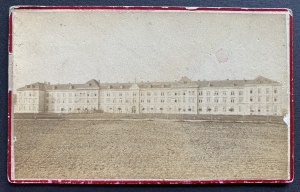 [CHYRÓW] Fotografia in cartoncino con veduta del convento dei padri gesuiti a CHYRÓW [Istituto di insegnamento ed educazione dei padri gesuiti a Chyrów] [XIX secolo].