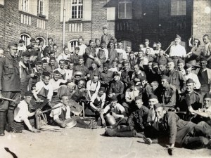 ŚREM. Skupinová fotografia - Škola pešieho záložného kadetského práporu č. 7 v Śreme [1928].