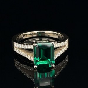 RING WITH EMERALD LAB GROWN AND DIAMONDS - RNG30301