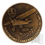 PRL, 1988 r. - Medal 60-Lecia Przedsiębiorstwa Dla Wojskowego Instytutu Medycyny Lotniczej 1928-1988 - Państwowe Zakłady Lotnicze WP-1 / Wytwórnia Sprzętu Komunikacyjnego PZL-Warszawa-Okęcie - Drewniane Pudełko z Nadaniem