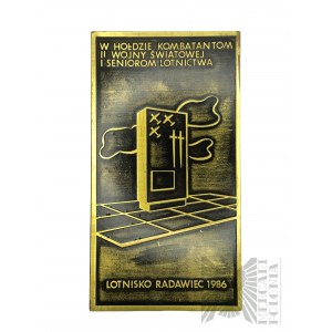 PRL, 1986. - Plaque de médailles en l'honneur d'anciens combattants de la Seconde Guerre mondiale, aérodrome de Rudawiec 1986