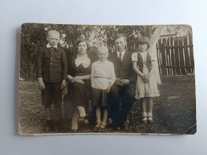 PHOTO KIELCE FAMILLE PARENTS ENFANTS DANS LE JARDIN 1942