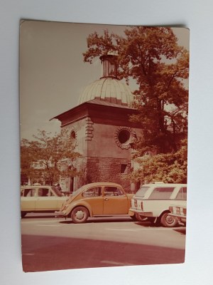 POSTCARD KRAKOW MAIN MARKET CHURCH OF ST. WOJCIECH, OLD CARS