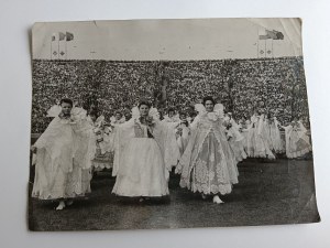 ZDJĘCIE PRL WARSZAWA, CENTRALNE UROCZYSTOŚCI DOZYNKOWE, ZESPOŁY REGIONALNE, STROJE LUDOWE, STADION, 1960 R