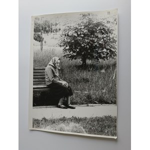 PHOTO PRL GRANDMOTHER, OLD LADY, WOMAN ON BENCH