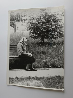 PHOTO PRL GRAND-MÈRE, VIEILLE DAME, FEMME SUR UN BANC