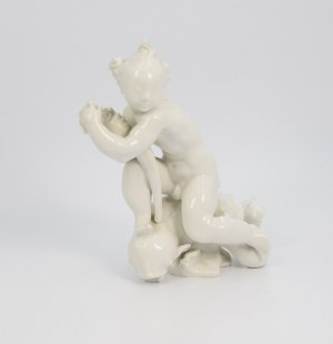 BERLIN - Królewska Manufaktura Porcelany (KPM), Putto na delfinie; z zespołu Geburt der Schönheit - dekoracji stołu (Tafelaufsatz)