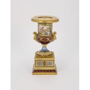 Dekorative Vase (Krater) mit Genre-Miniaturen und ornamentalen Verzierungen
