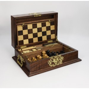 Game set in wooden case with key