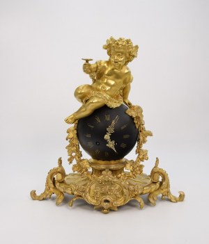 Mantel clock with putti