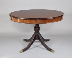 Stół w stylu klasycystycznym
