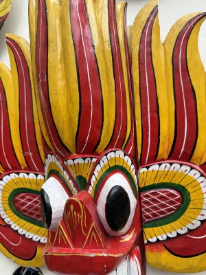 Drevená maska, dekoratívna, Srí Lanka, 20. storočie.