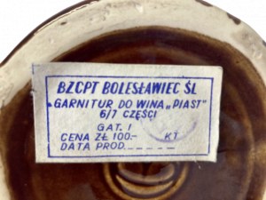 Piastovský oblek na víno, Družstvo lidového a uměleckého průmyslu v Bolesławci, návrh Bronisław Wolanin, 70. léta 20. století.