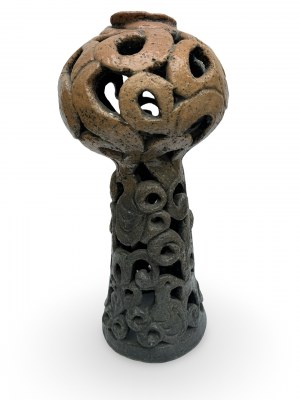 Portacandele in ceramica traforata per una candela, design di Jerzy Sacha (?), anni Settanta, Polonia.