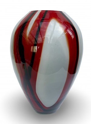 Váza z farebne pruhovaného skla, Józefina Glassworks z Krosna, 90. roky 20. storočia, Poľsko.