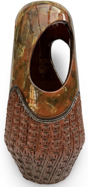 Keramická váza s otvormi. 60. a 70. roky 20. storočia, Európa.