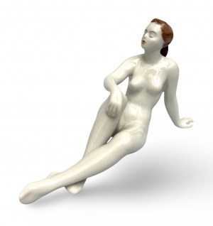 Figurine en porcelaine représentant une femme allongée. Fabrique Hollohaza, années 1970, Hongrie.