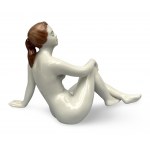 Porcelanowa figurka leżącej kobiety. Wytwórnia Hollohaza, lata 70-te, Węgry.