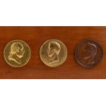 Trois médaillons en bronze dans un cadre