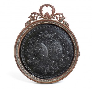 medalion w ramce przedstawiający ramiona Burbonów Francji