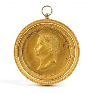 Médaillon en bronze doré représentant Napoléon, roi d'Italie et empereur