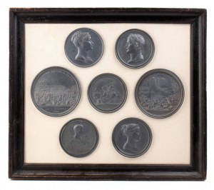 7 oprawionych medalionów o różnych kształtach
