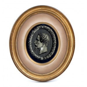 Oválný portrét Napoleona III. tištěný na látce, v dobovém rámu