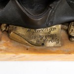 encrier en forme de trophée d'armes et de chapeau de Napoléon, base en marbre jaune