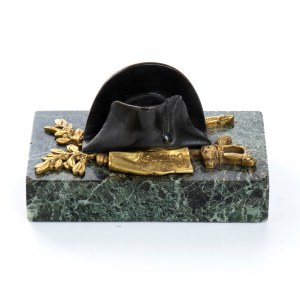 Napoleonův klobouk a trofejní těžítko, podstavec ze zeleného mramoru