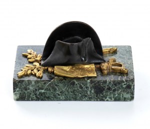Przycisk do papieru w kształcie kapelusza i trofeum Napoleona, podstawa z zielonego marmuru