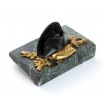 Napoleonův klobouk a trofejní těžítko, podstavec ze zeleného mramoru