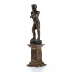 malá bronzová socha císaře na sloupu