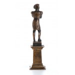 malá bronzová socha cisára na stĺpe