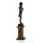 piccola statua in bronzo dell'imperatore su una colonna