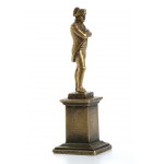 malá bronzová socha cisára na stĺpe