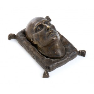 Pohřební maska císaře na bronzovém polštáři