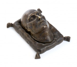 Trauermaske des Kaisers auf Bronzekissen