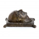 Pohřební maska císaře na bronzovém polštáři