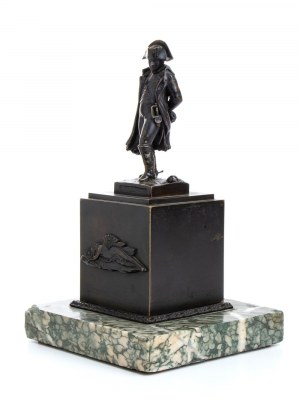 Kleine Napoleon-Statue auf grünem Marmorsockel