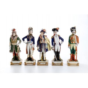 Gruppo di cinque statue in porcellana
