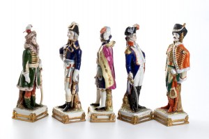 Groupe de cinq statues en porcelaine
