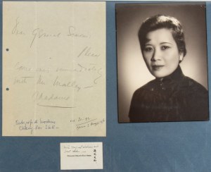 Lotto multiplo avec photo, lettre autographe et carnet de visite de May ling Soong Chiang, Madame Chiang Kai-shek.