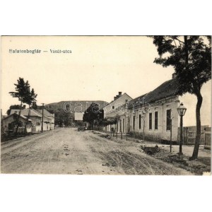 Balatonboglár, Vasút utca. Vasúti levelezőlapárusítás 2817.