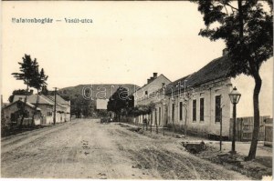 Balatonboglár, Vasút utca. Vasúti levelezőlapárusítás 2817.