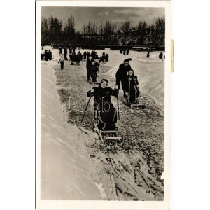 1941 Balatonkenese, Téli örömök, fakutyázás, téli sport. Dulovits Jenő felvétele