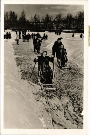 1941 Balatonkenese, Téli örömök, fakutyázás, téli sport. Dulovits Jenő felvétele