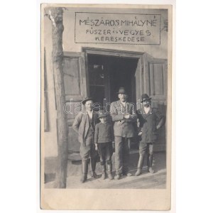 1925 Békéssámson, Mészáros Mihályné fűszer és vegyeskereskedés üzlete. foto (felszíni sérülés / danno superficiale...