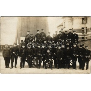 1910 Budapest, Tűzoltók csoportképe tűzoltókocsival. Schäffer Armin photo (EK)