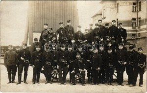 1910 Budapeszt, Tűzoltók csoportképe tűzoltókocsival. Schäffer Armin zdjęcie (EK)