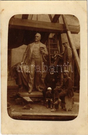 1914 Budapeszt, a városligeti Bartha Miklós szobor felállítása előtt (Istók János szobrász alkotása). zdjęcie (fl...